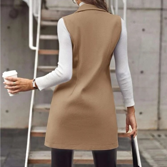 Luxe tan double breasted sleeveless coat - Picture 3 of 6